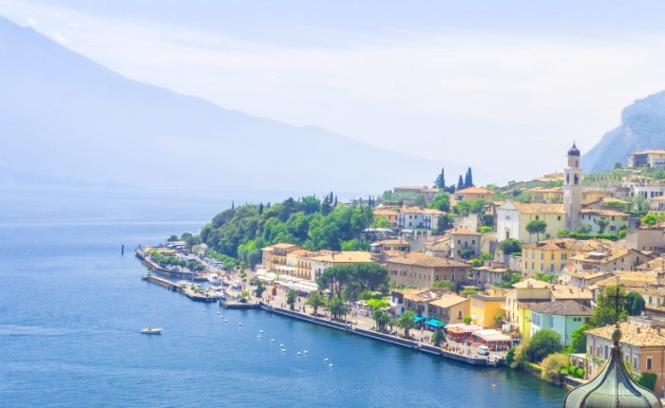 Panorama sul Lago di Garda e su un borgo della costa