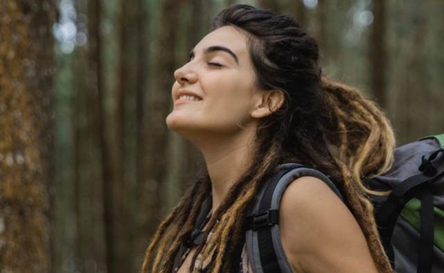 Escursionista respira profondamente in un bosco